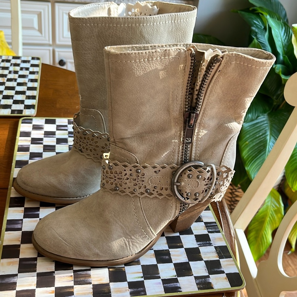 Buckle brand women’s cowgirl style boots size 9.